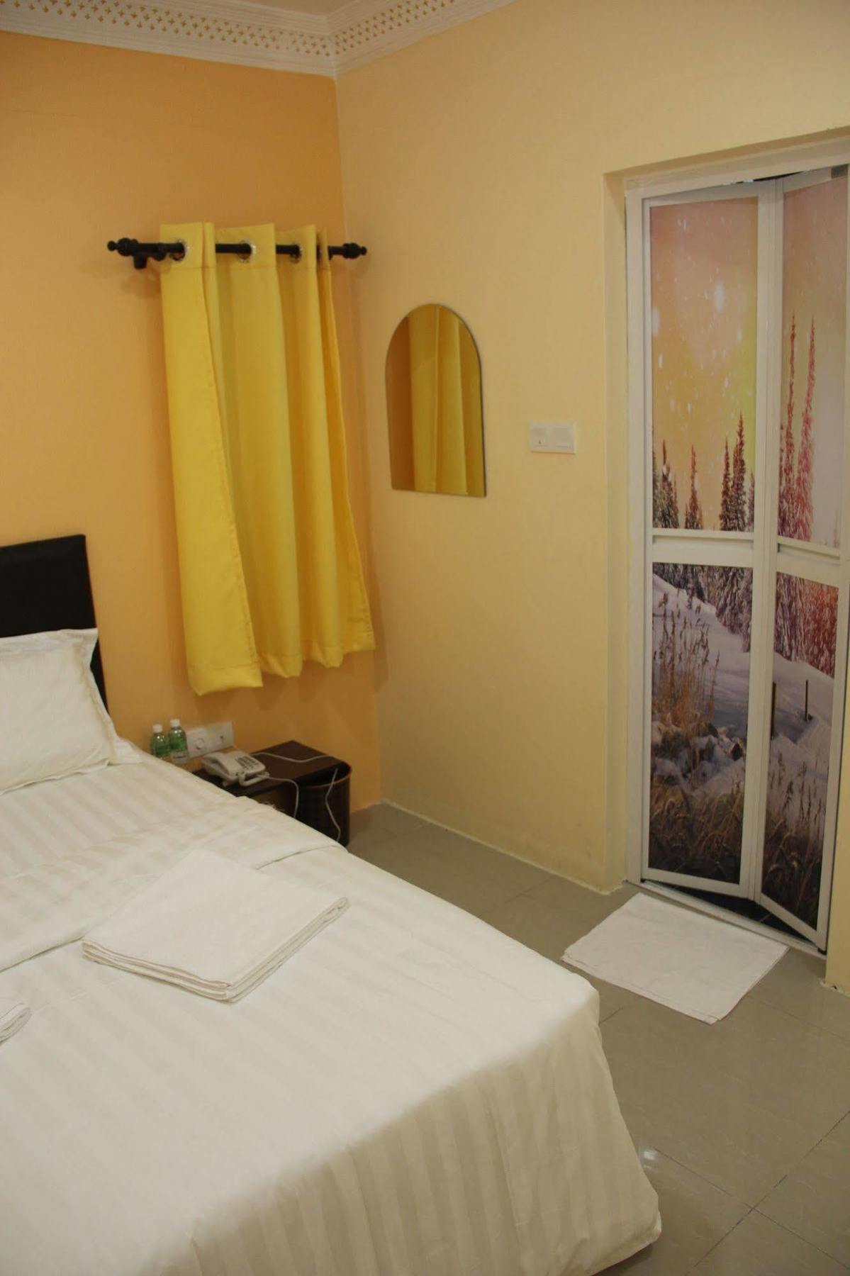Oyo 89665 Royale City Hotel Sepang Exteriör bild