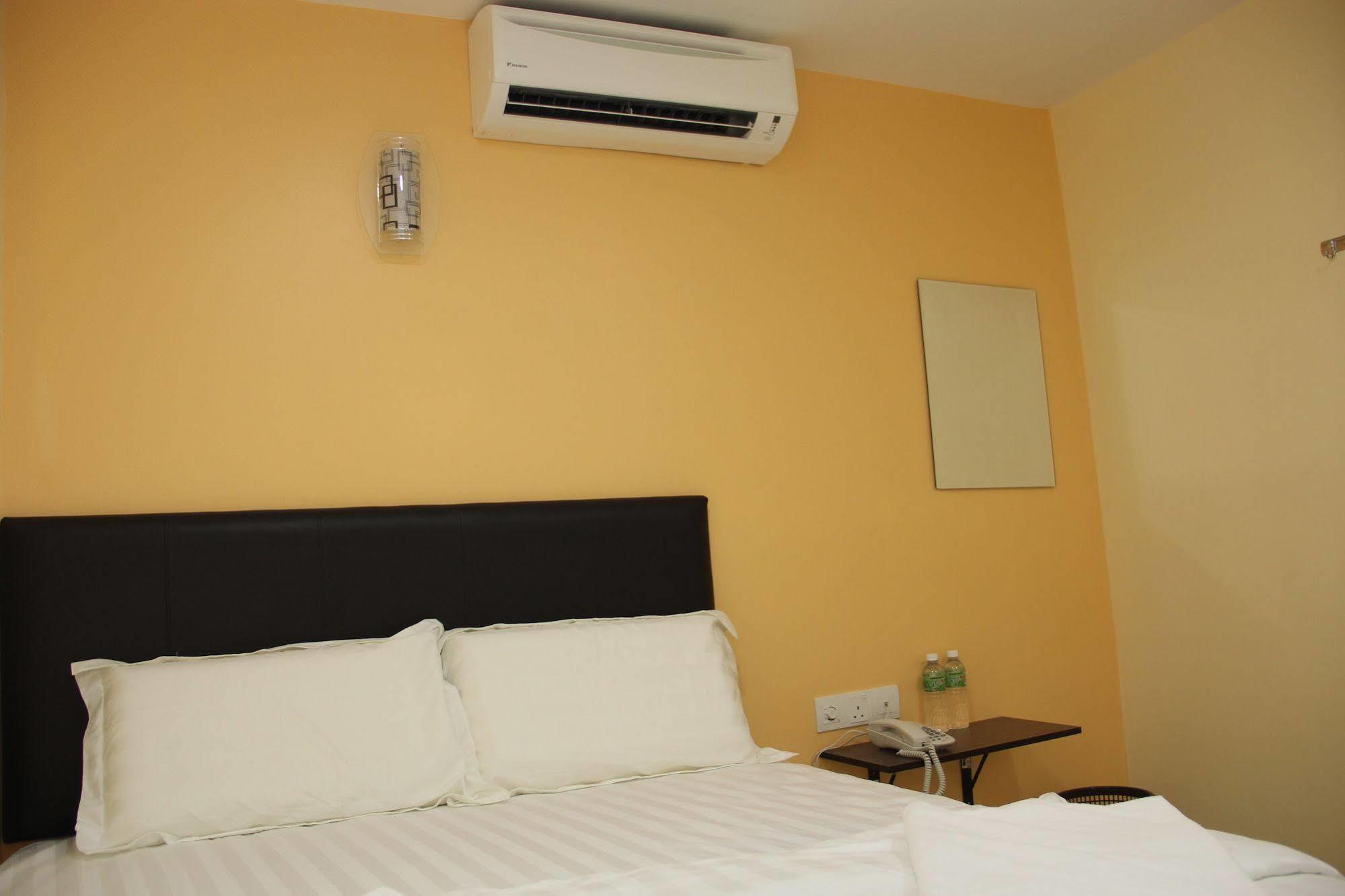 Oyo 89665 Royale City Hotel Sepang Exteriör bild