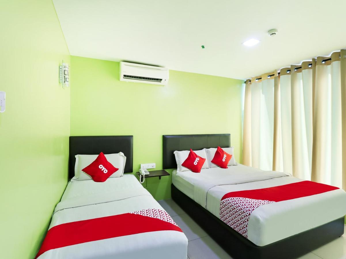 Oyo 89665 Royale City Hotel Sepang Exteriör bild